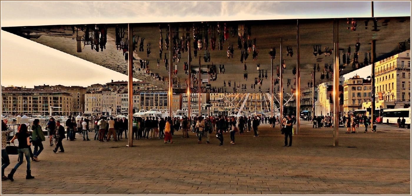 Menschen und Perspektiven unter dem Spiegeldach im Hafen von Marsaille © Reinhard Kotter, Freiburg 