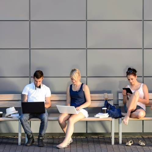 3 Studenten mit Notebooks